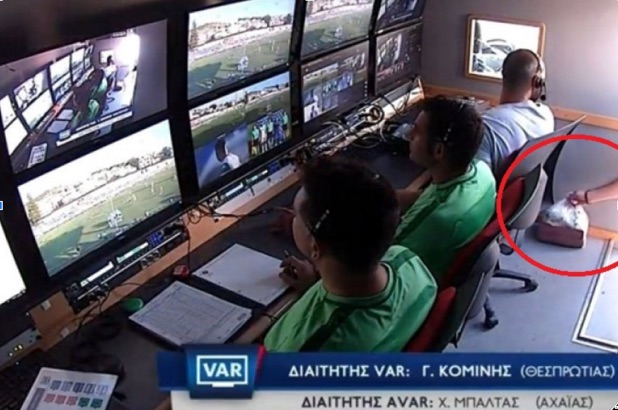 Πώς το VAR έχει επηρεάσει το ποδόσφαιρο μέχρι σήμερα και μερικές αστείες στιγμές του